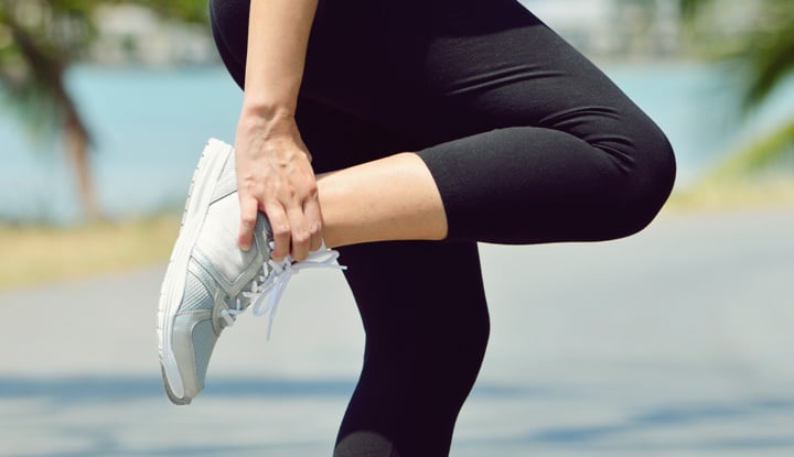 Female runner leg and muscle pain during running outdoors
