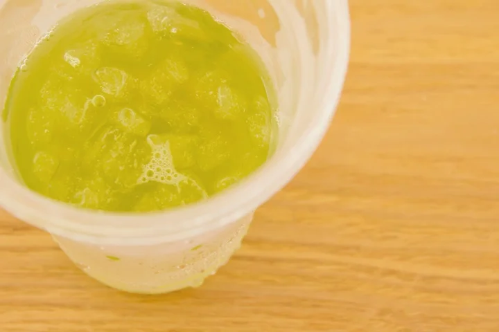 Cold tea that contains the ice