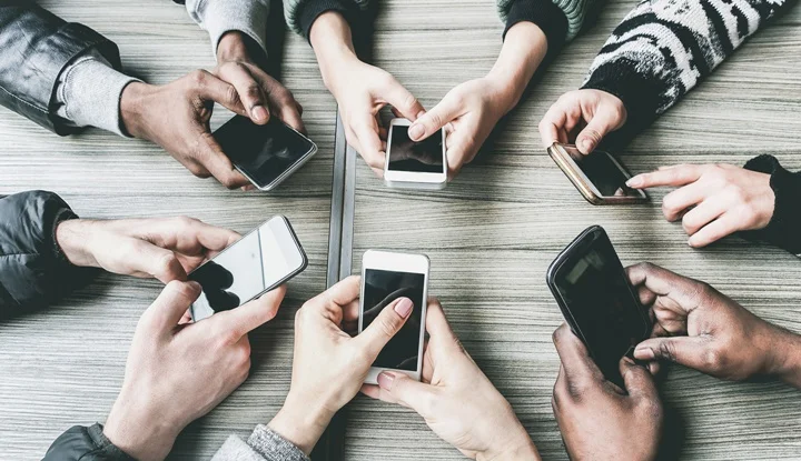 addictive-smartphone-beware-of-muscle-pain